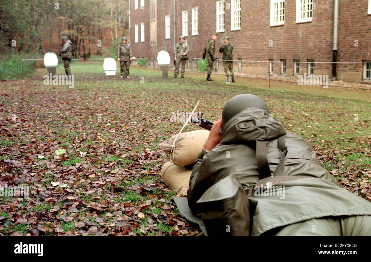 Date d'enregistrement : 28.04.1997 formation de recrues dans les forces armées allemandes au Waldkaserne Hilden, formation de combat à l'arme. [traduction automatique] Banque D'Images