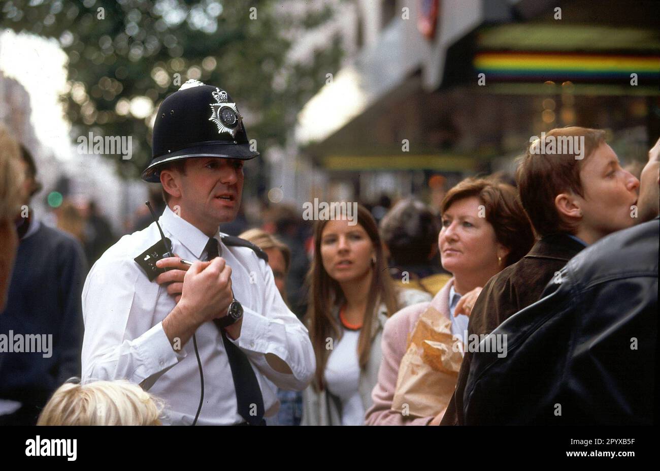 Date de l'enregistrement : 14.10.1996 Bobby avec des passants dans la Cité de Londres. [traduction automatique] Banque D'Images