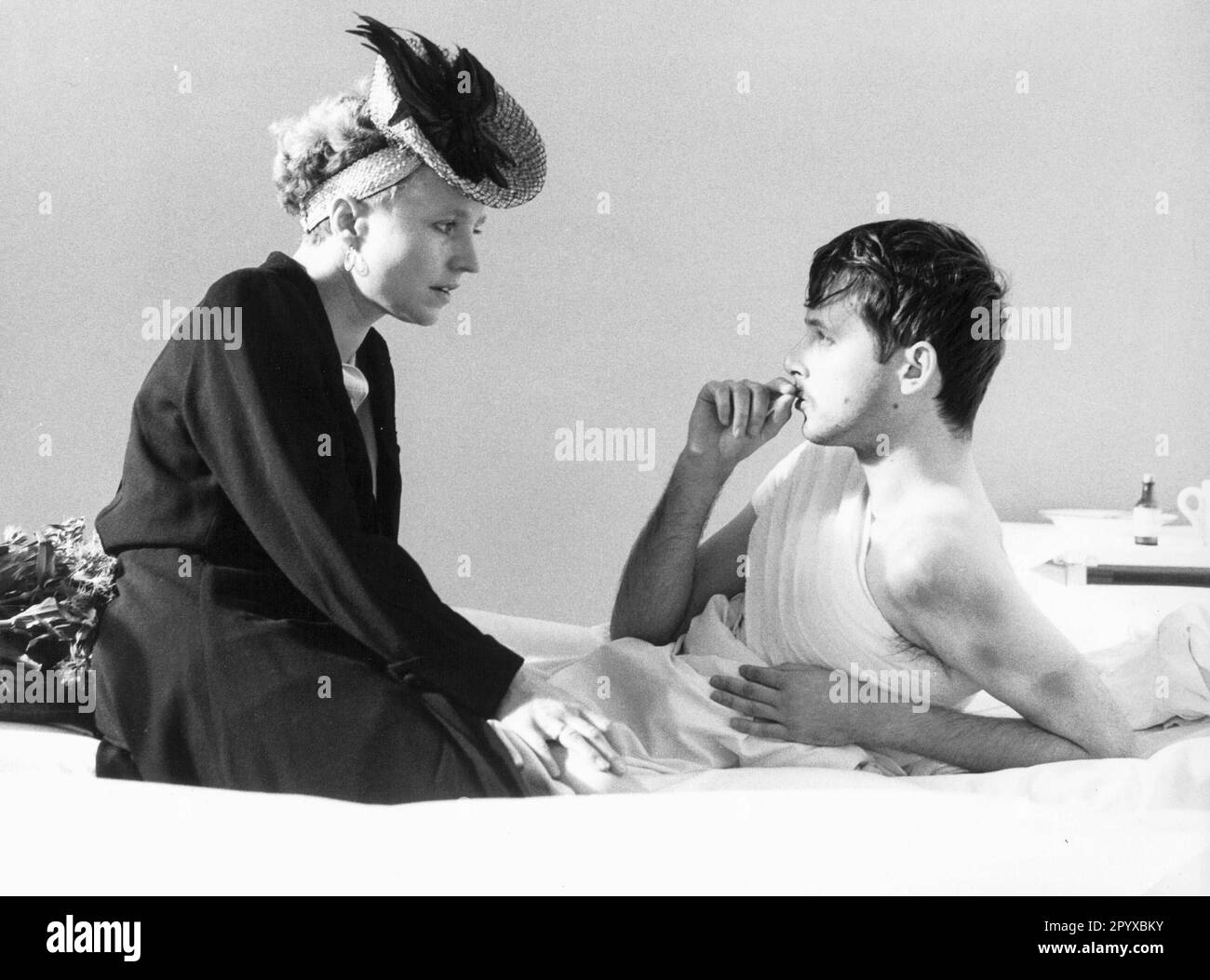 Hanna Schygulla comme Pauline Kropp avec Piotr Lysak comme Stani dans 'Un Amour en Allemagne', réalisé par Andrzej Wajda, Allemagne 1980. [traduction automatique] Banque D'Images