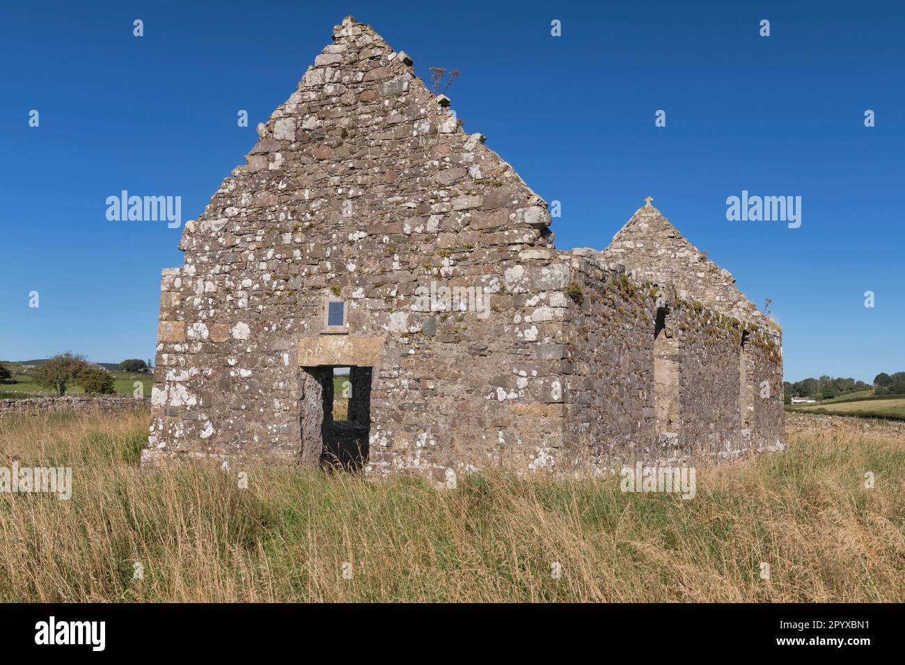 Irlande, Comté de Donegal, péninsule d'Inishowen, Culdaff, site monastique de Clonca, on croit que la ruine de l'église du planteur du 17th siècle a été construite Banque D'Images