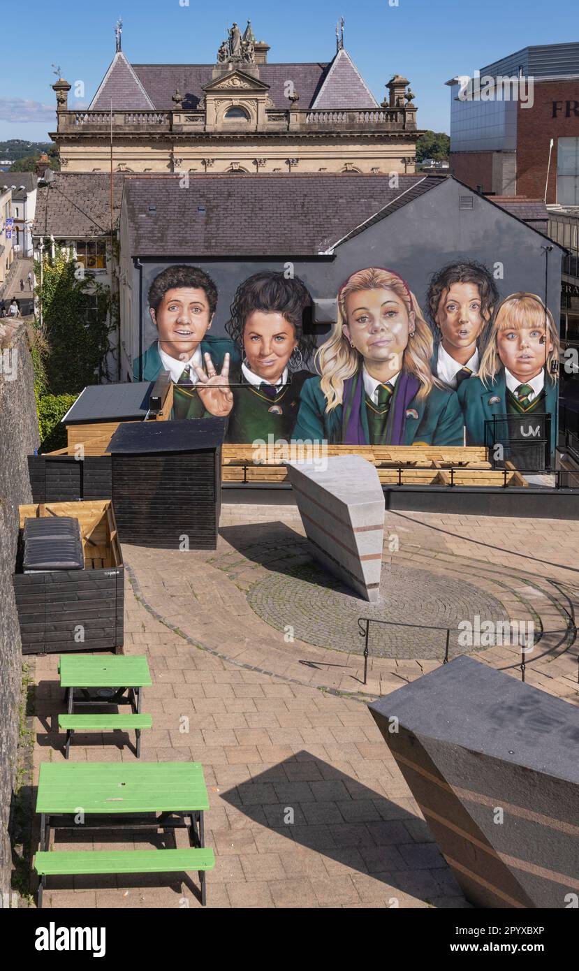 Irlande du Nord, Co.Derry, Derry City, fresque murale sur le Badger's Bar avec la troupe de Derry Girls, une série de comédie Channel 4 qui suit un groupe de fi Banque D'Images