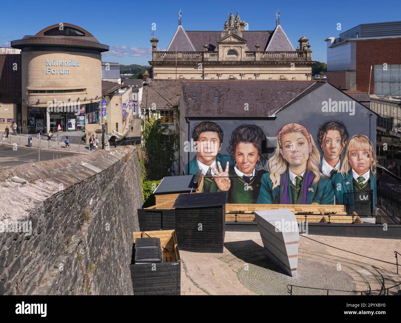 Irlande du Nord, Co.Derry, Derry City, fresque murale sur le Badger's Bar avec la troupe de Derry Girls, une série de comédie Channel 4 qui suit un groupe de fi Banque D'Images
