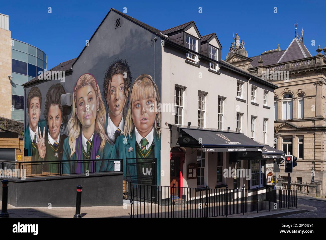 Irlande du Nord, Co.Derry, Derry City, fresque murale sur le Badger's Bar avec la troupe de Derry Girls, une série de comédie Channel 4 qui suit un groupe de fi Banque D'Images