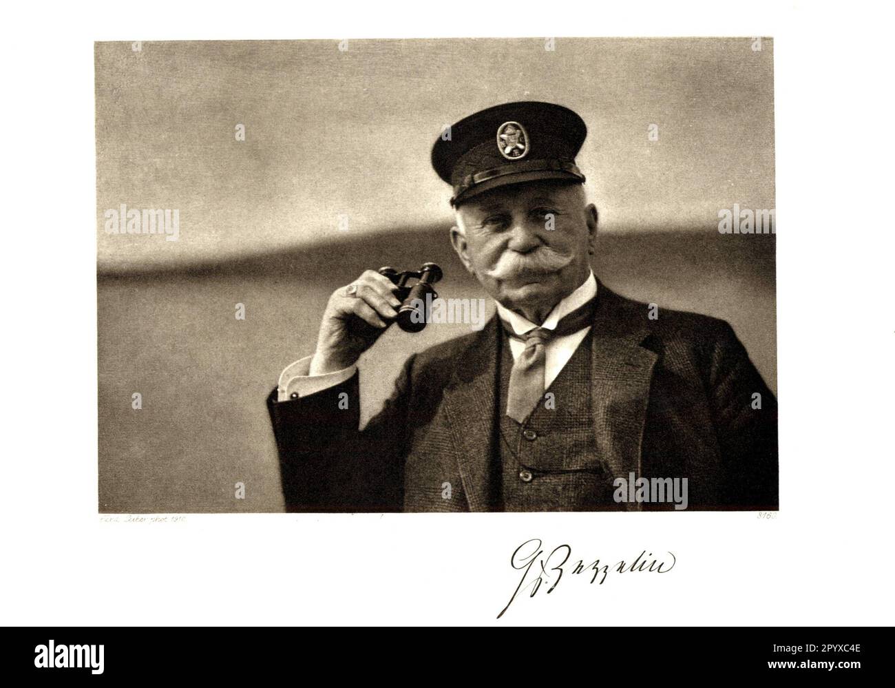 «Ferdinand Graf von Zeppelin (1838-1917), concepteur et officier allemand de navires aériens. Le comte von Zeppelin s'est consacré à la construction de navires après 1892 et a conçu le premier navire à air rigide orientable (Airship) ''LZ1'' (nommé d'après lui) (lancé le 02.07.1900). Photographie de Ferdinand Leiber. Photo: Heliogravure, Corpus Imaginum, Collection Hanfstaengl. [traduction automatique]' Banque D'Images