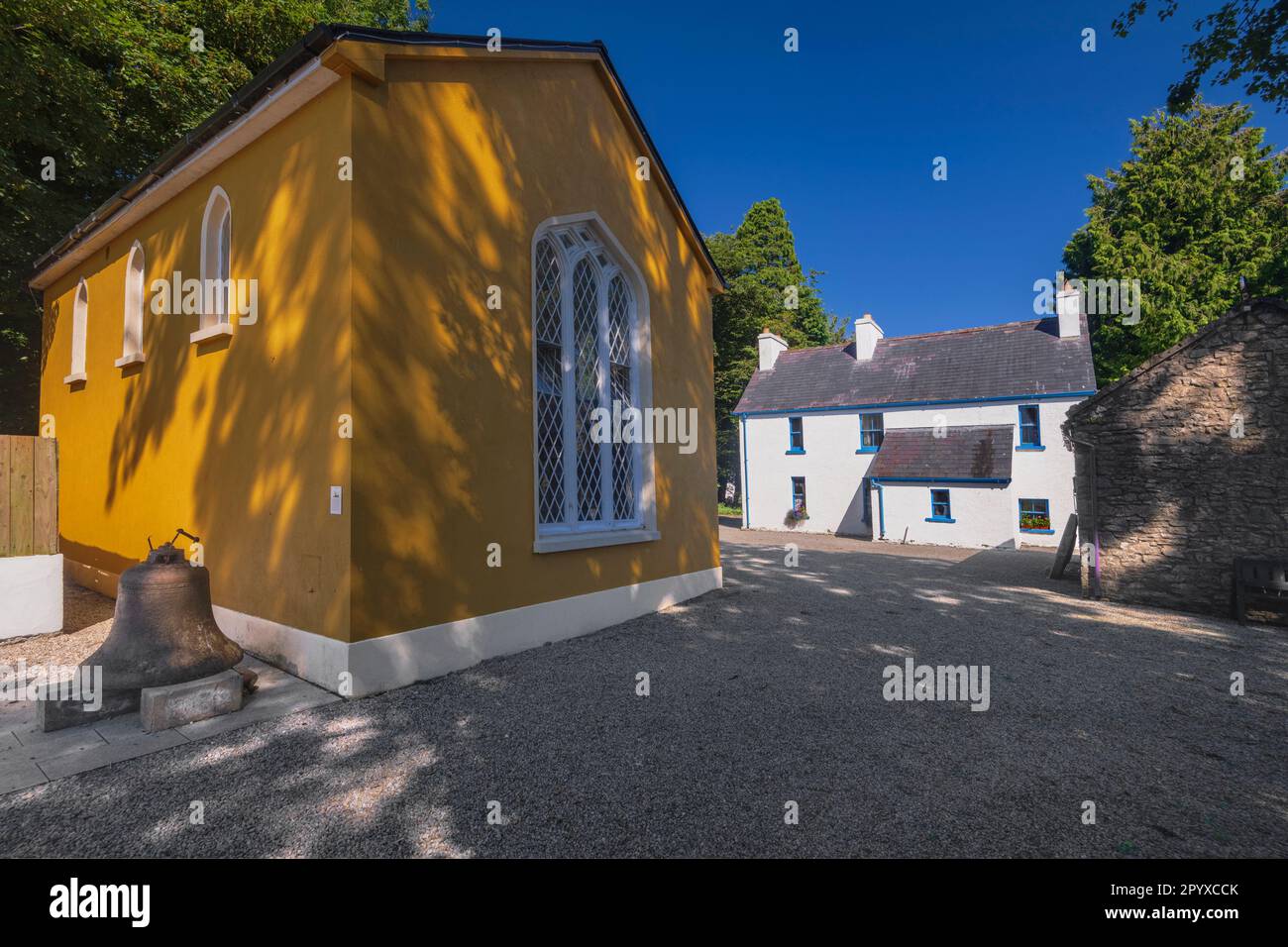 Irlande, comté de Sligo, Riverstown, Sligo Folk Park, une église de village et Millview House construite dans les années 1850. Banque D'Images