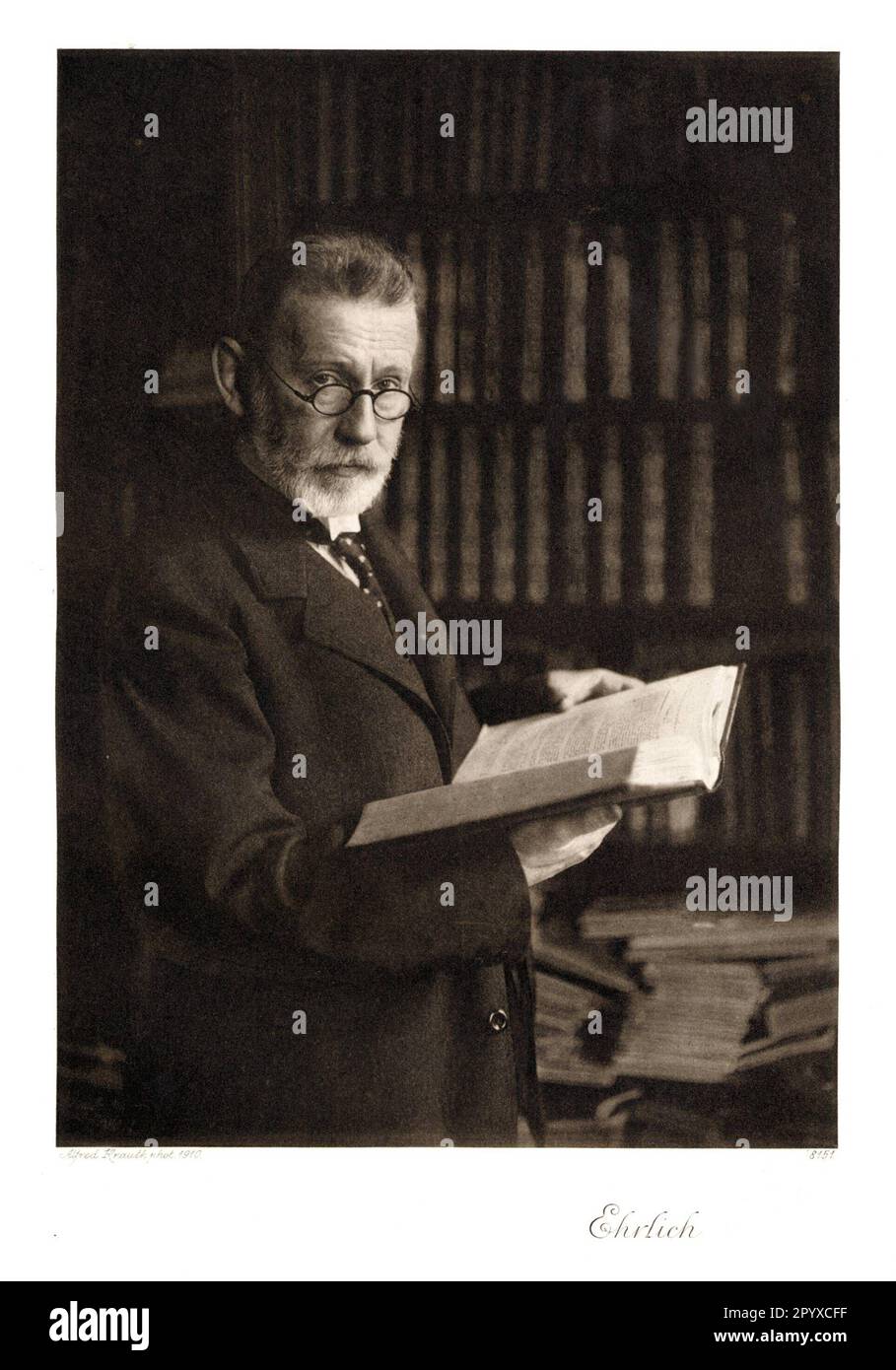 Paul Ehrlich (1854-1915), médecin allemand, professeur à Berlin (à partir de 1890), Göttingen (à partir de 1904) et à Francfort (à partir de 1914). À partir de 1899, il dirige l'Institut de thérapie expérimentale de Francfort. Il est considéré comme l'un des pères de la chimiothérapie. En 1908, il reçoit le prix Nobel de médecine avec I. Metschnikow. Photographie d'Alfred Krauth. Photo: Heliogravure, Corpus Imaginum, Collection Hanfstaengl. [traduction automatique] Banque D'Images