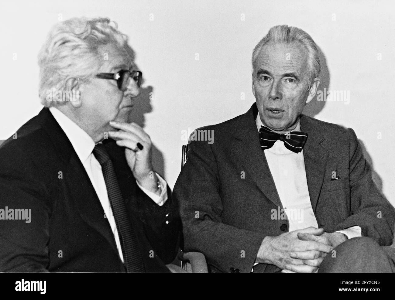 Le journaliste Rüdiger Proske a eu une conversation avec Wolf Graf von Baudissin, directeur scientifique de l'Institut pour la recherche sur la paix et la politique de sécurité à Hambourg. Non daté. [traduction automatique] Banque D'Images