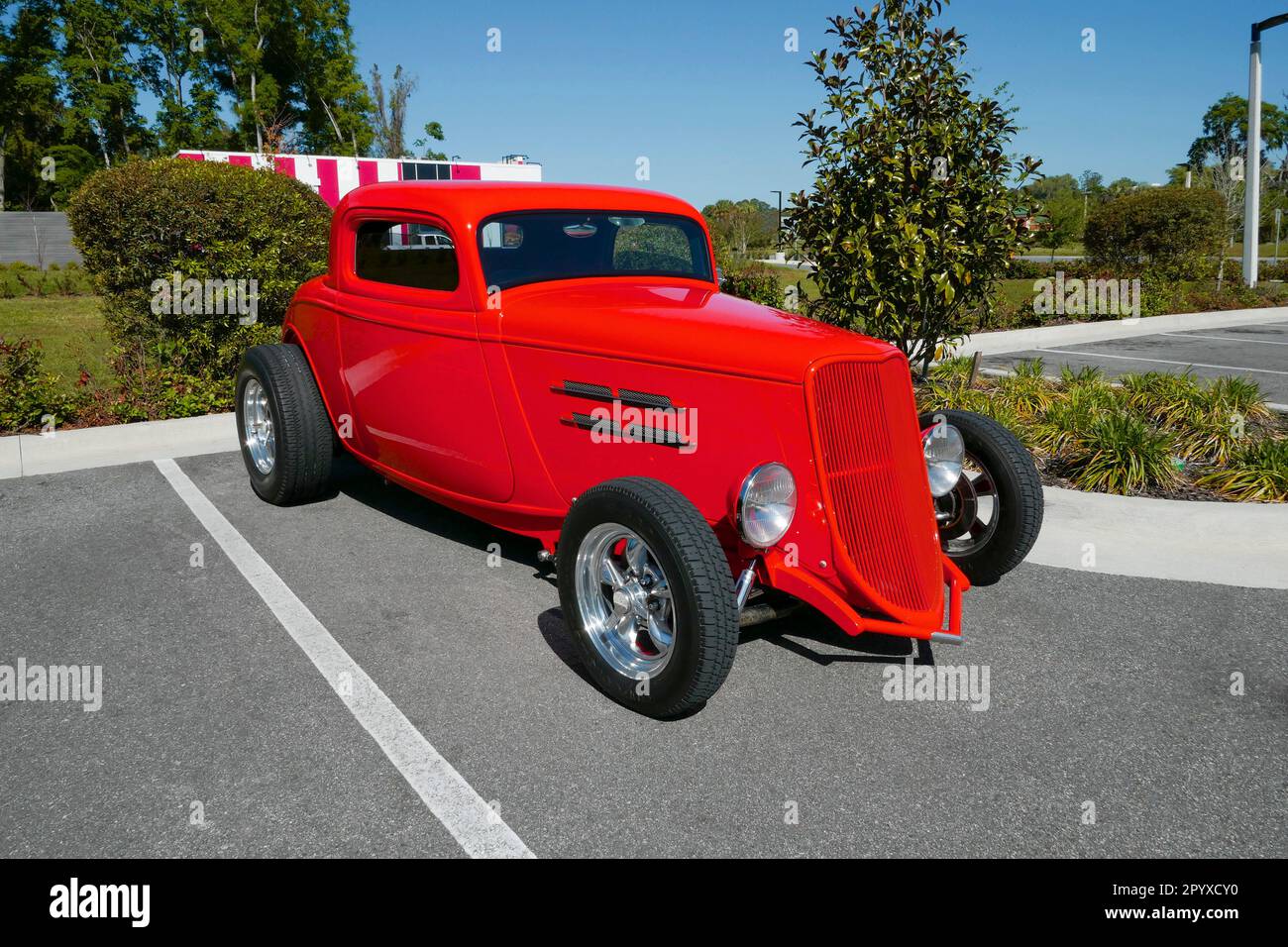 Voiture classique peinte de couleur orange/rouge vif. Banque D'Images