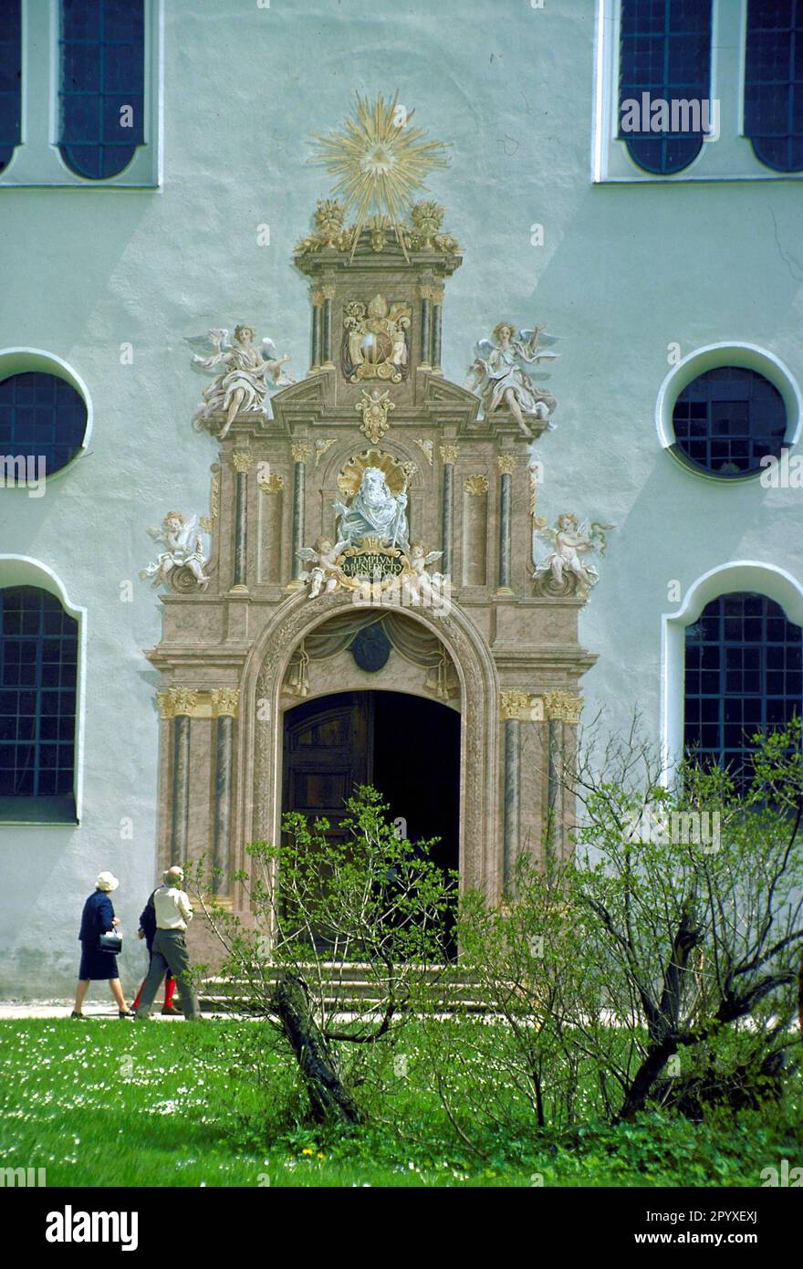 'Benediktbeuern a été le premier monastère bénédictin dans le nord des contreforts alpins en 739/740. Son église monastère fut consacrée à Boniface, l'« Apôtre des Allemands », en 746. L'église baroque du monastère (1680-86) contient des fresques de la voûte avec des scènes de l'histoire du salut (1683/84) par Hans Georg Asam. Dans la bibliothèque du monastère a été trouvée la collection médiévale de chansons ''Carmina Burana''. (photo non datée)' Banque D'Images