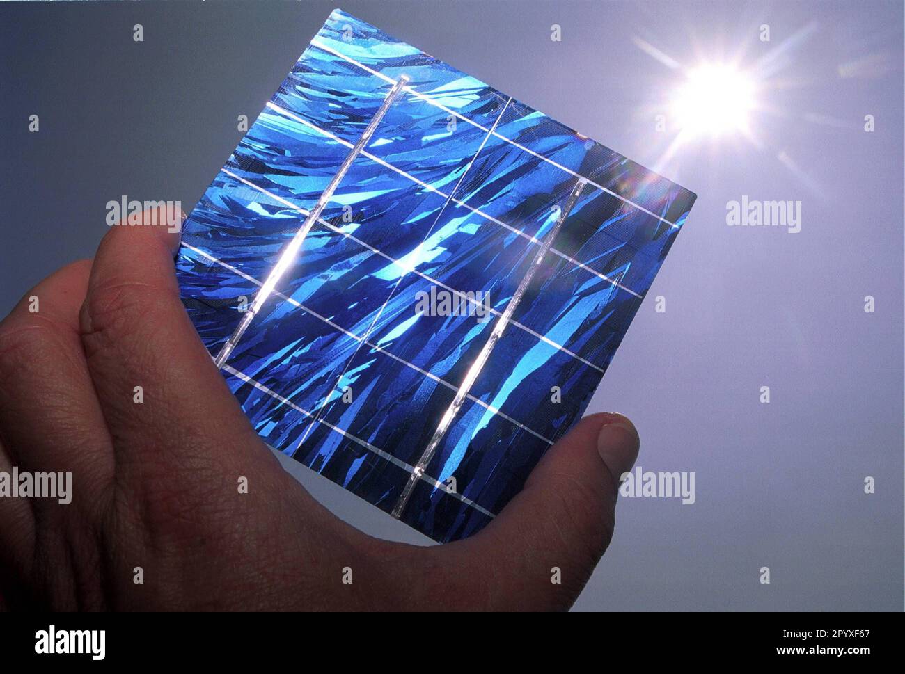 Cellule solaire, module de production d'électricité à partir de la lumière du soleil. [traduction automatique] Banque D'Images