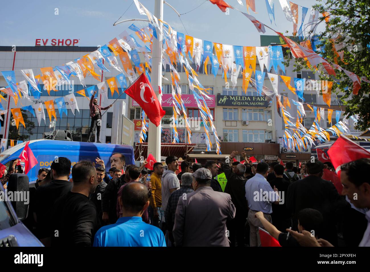 5 mai 2023: Gaziantep, Turquie. 05 mai 2023. Des chants de campagne et des danses, des bannières politiques et des panneaux publicitaires sont vus dans de nombreuses parties de la ville de Gaziantep, dans le sud de la Turquie. Les partis turcs poursuivent leurs efforts dans la campagne électorale avant les élections présidentielles et parlementaires de l'14 mai au Turkiye (Credit image: © Zakariya Yahya/IMAGESLIVE via ZUMA Press Wire) USAGE ÉDITORIAL SEULEMENT! Non destiné À un usage commercial ! Banque D'Images