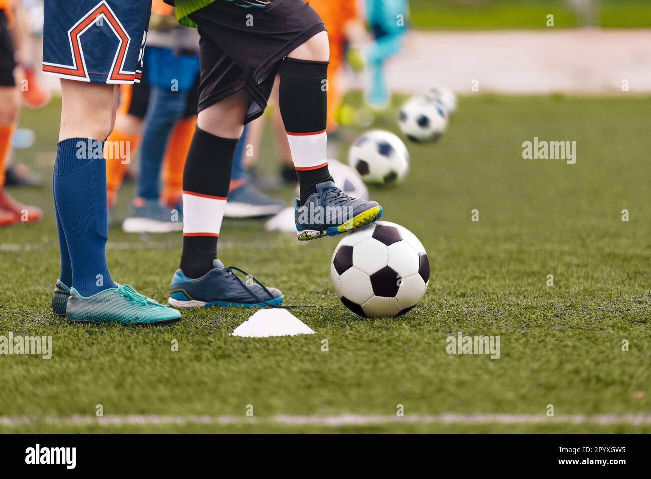 Cours d'entraînement de football pour les enfants. Bacilles de football. Jeu d'entraînement de football joueurs de football avec football balls.jpg Banque D'Images