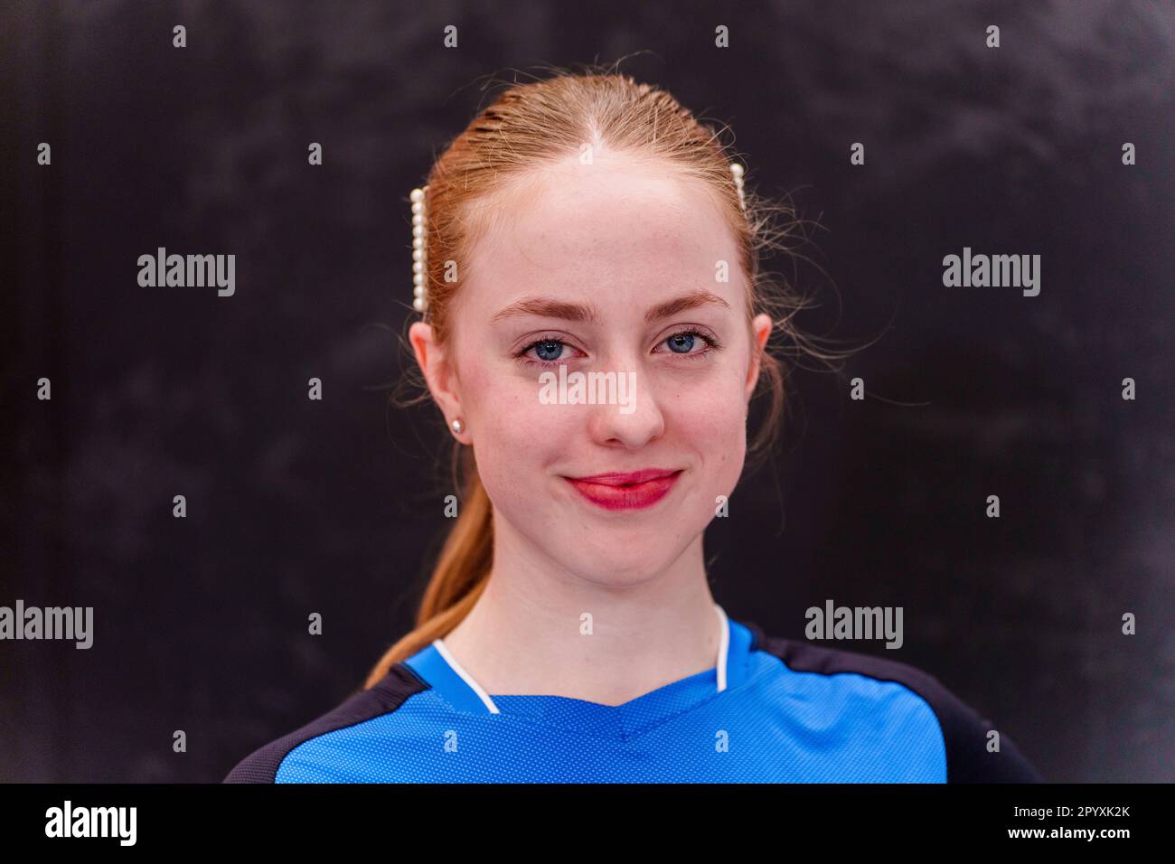 05 Mai 2023, Hesse, Francfort-sur-le-main: Josephina Neumann (13), TTC Berlin/jeune joueur national et U13 numéro un mondial, se dresse dans un match de spectacle dans le centre commercial 'MyZeil'. L'entraîneur national de tennis de table et les jeunes talents font la promotion des champions de la WTT à l'automne à Francfort/M. (29,10.-5,11) dans le centre commercial 'MyZeil'. Photo: Andreas Arnold/dpa Banque D'Images