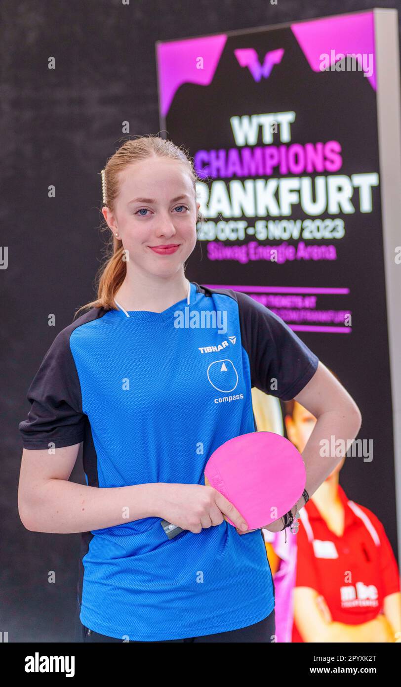 05 Mai 2023, Hesse, Francfort-sur-le-main: Josephina Neumann (13), TTC Berlin/jeune joueur national et U13 numéro un mondial, se dresse dans un match de spectacle dans le centre commercial 'MyZeil'. L'entraîneur national de tennis de table et les jeunes talents font la promotion des champions de la WTT à l'automne à Francfort/M. (29,10.-5,11) dans le centre commercial 'MyZeil'. Photo: Andreas Arnold/dpa Banque D'Images