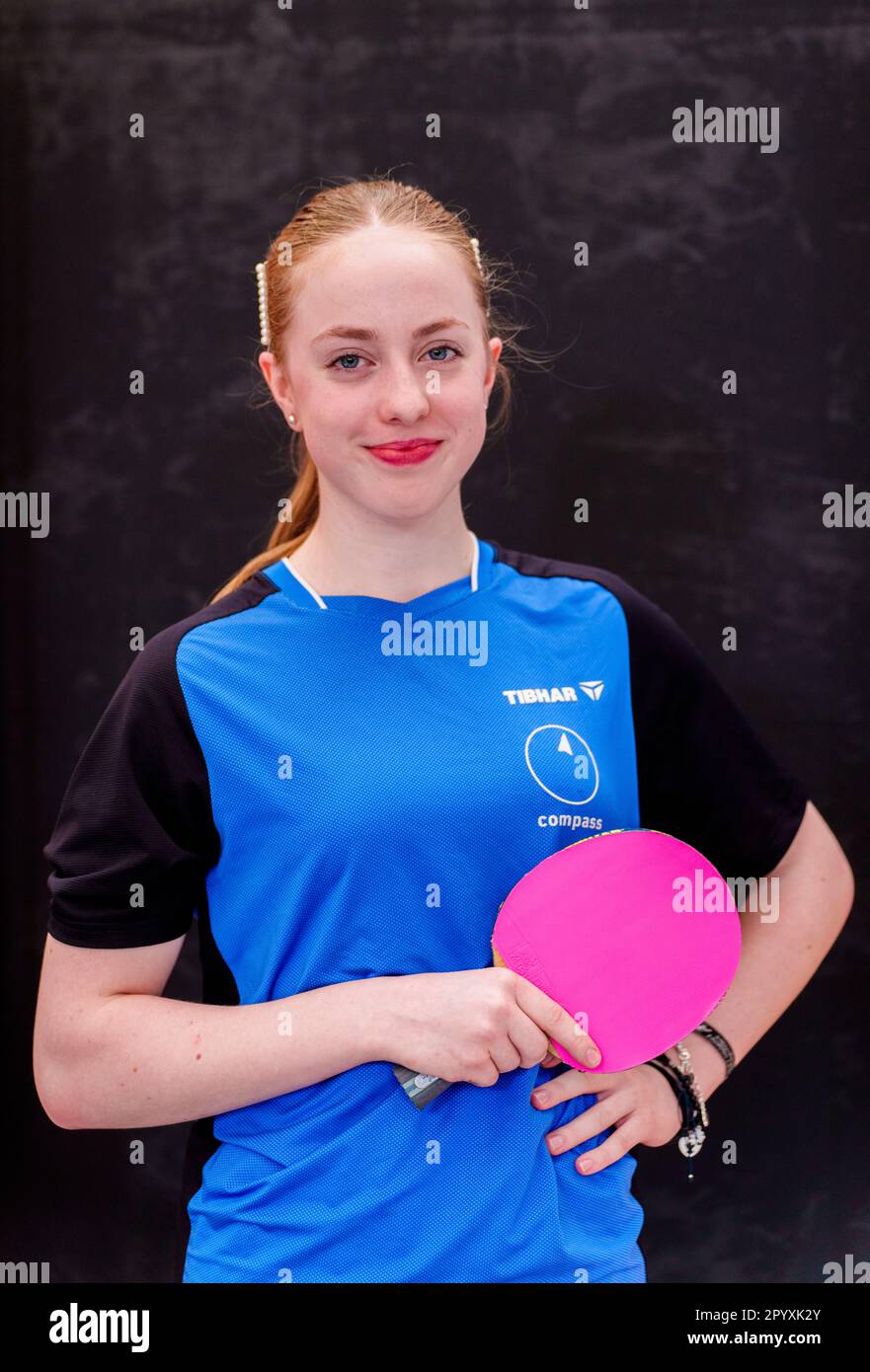 05 Mai 2023, Hesse, Francfort-sur-le-main: Josephina Neumann (13), TTC Berlin/jeune joueur national et U13 numéro un mondial, se dresse dans un match de spectacle dans le centre commercial 'MyZeil'. L'entraîneur national de tennis de table et les jeunes talents font la promotion des champions de la WTT à l'automne à Francfort/M. (29,10.-5,11) dans le centre commercial 'MyZeil'. Photo: Andreas Arnold/dpa Banque D'Images