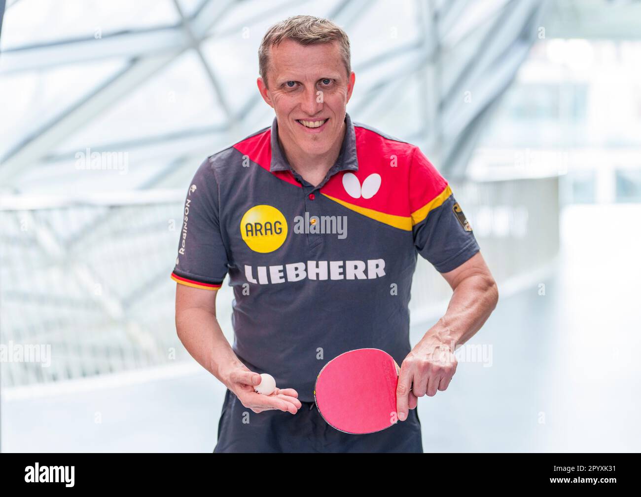 05 Mai 2023, Hesse, Francfort-sur-le-main: Jörg Roßkopf, entraîneur national de tennis de table des hommes, se tient dans un combat de spectacle dans le centre commercial 'MyZeil'. L'entraîneur national de tennis de table et les jeunes talents font la promotion des champions de la WTT en automne à Francfort/M. (29,10.-5,11) dans le centre commercial 'MyZeil'. Photo: Andreas Arnold/dpa Banque D'Images