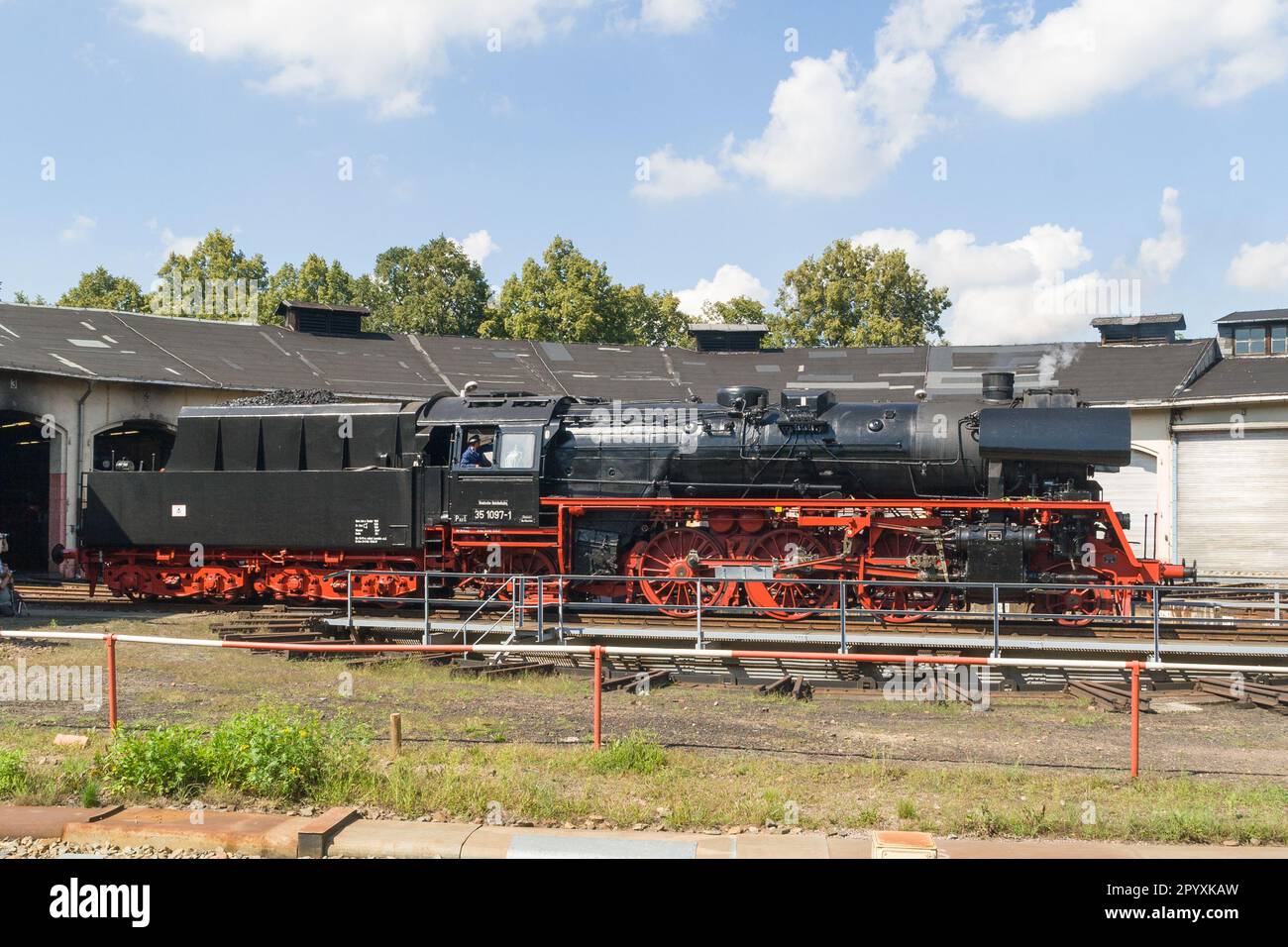 Une locomotive à vapeur allemande sur un plateau tournant à Nossen, en Allemagne Banque D'Images