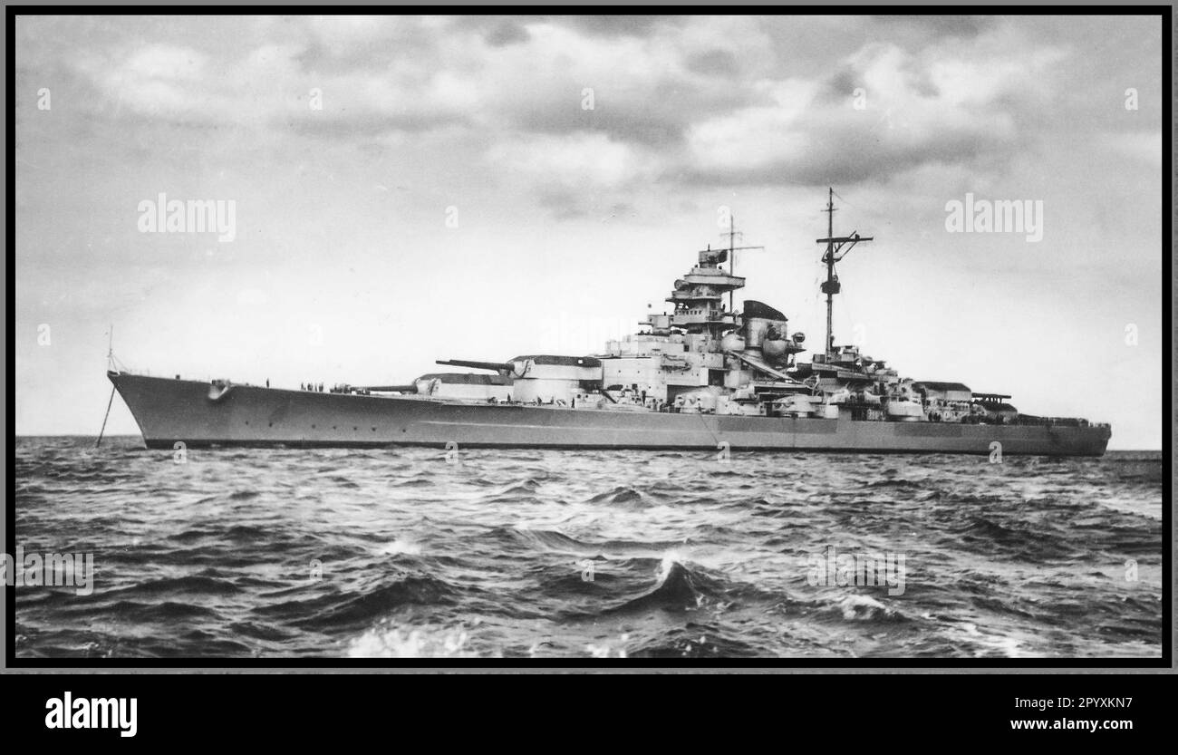 Tirpitz Battleship WW2 Allemagne nazie Kriegsmarine le deuxième des deux cuirassés de classe Bismarck construits pour la Kriegsmarine de l'Allemagne nazie avant et pendant la seconde Guerre mondiale. Nommé d'après le grand amiral Alfred von Tirpitz, l'architecte de la Kaiserliche Marine (Marine impériale), le navire a été posé à la Kriegsmarinewerft Wilhelmshaven en novembre 1936 et sa coque a été lancée deux ans et demi plus tard. Les travaux ont été achevés en février 1941, quand il a été mis en service dans la flotte allemande. Coulé par les bombardiers Lancaster de la Royal Air Force le 12 novembre 1944 TIRPITZ WW2 navire de guerre nazi Banque D'Images