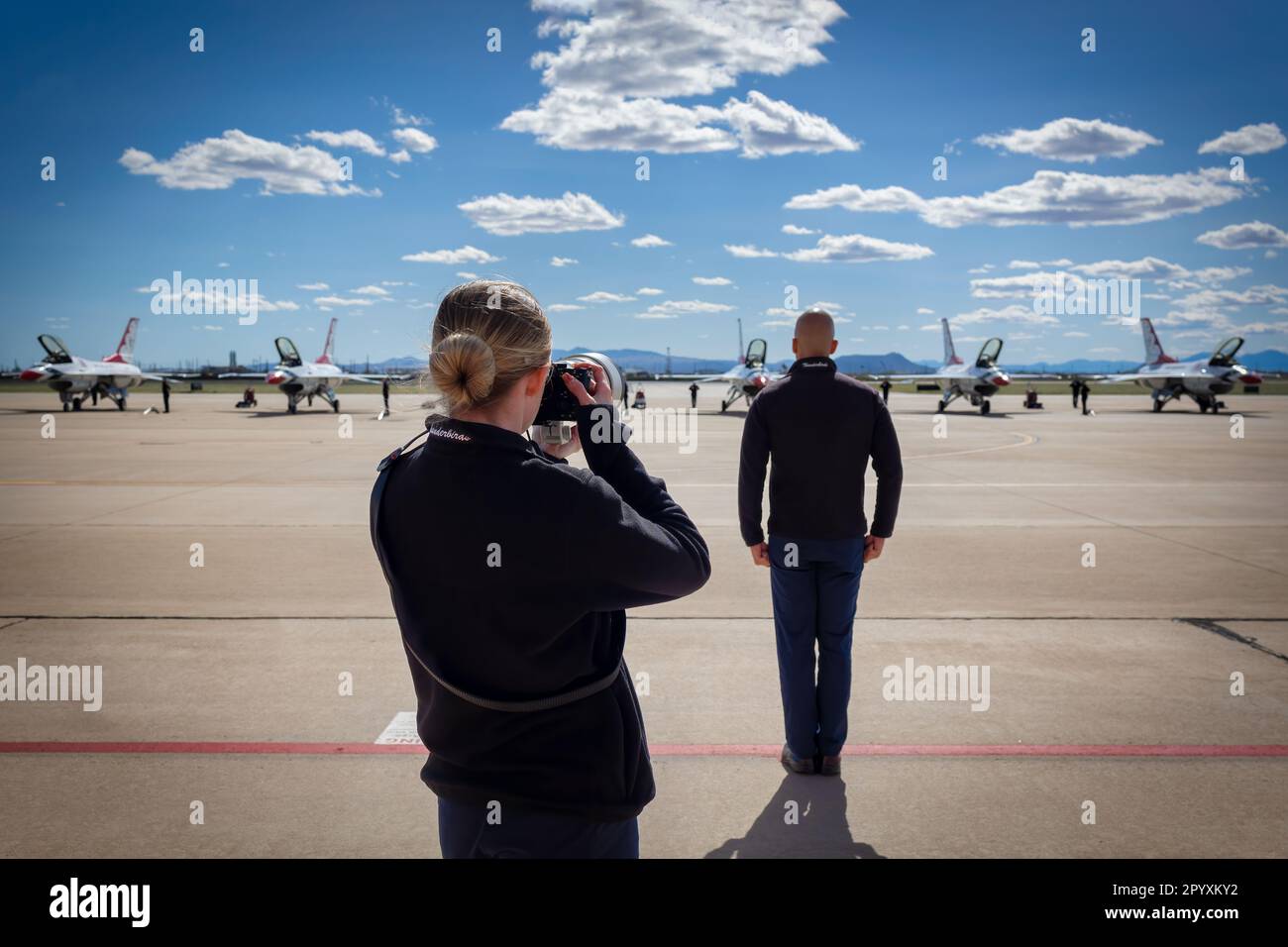Un photographe de l'US Air Force Thunderbirds pousse l'équipe sur le groupe au tonnerre de 2023 et à la foudre au-dessus de l'Arizona à Tucson, Arizona. Banque D'Images