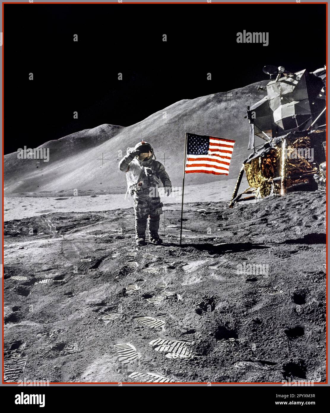 SUR LA LUNE, l'astronaute David R. Scott, commandant, fait un salut militaire tout en se tenant debout à côté du drapeau américain déployé pendant l'activité extravéhiculaire lunaire Apollo 15 (EVA) sur le site d'atterrissage Hadley-Apennine. Le drapeau a été déployé vers la fin de l'EVA-2. Le module lunaire Falcon est partiellement visible sur la droite. Le delta Hadley en arrière-plan s'élève à environ 4 000 mètres (environ 13 124 pieds) au-dessus de la plaine. La base de la montagne est à environ 5 kilomètres (environ 3 milles terrestres). Cette photographie a été prise par l'astronaute James B. Irwin, pilote du module lunaire. Banque D'Images