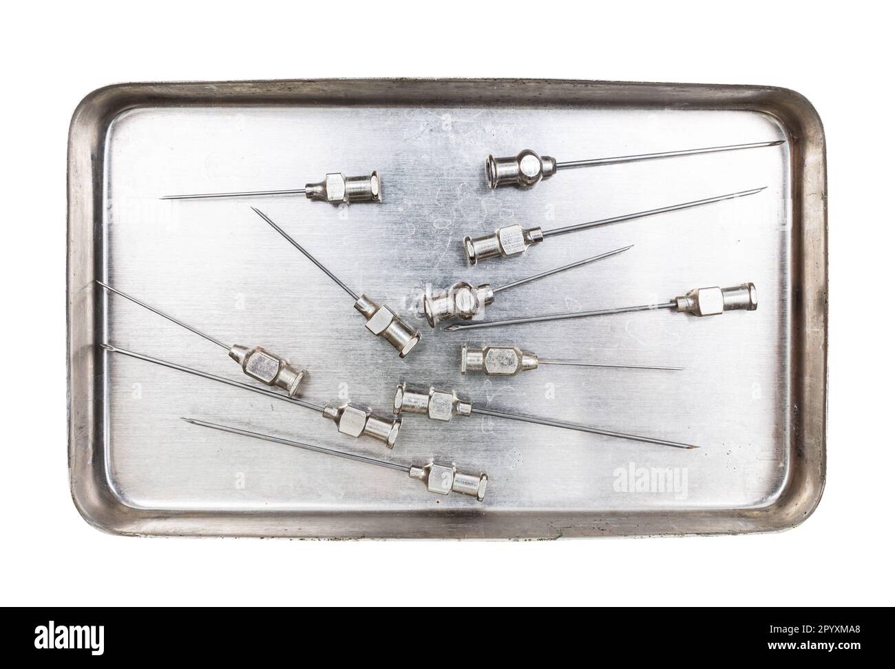 aiguilles hypodermiques en acier d'époque dans un récipient à ébullition de seringue en acier isolé sur fond blanc Banque D'Images
