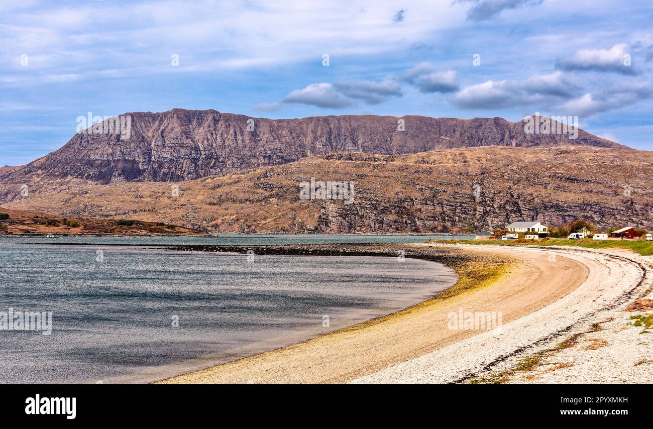 Ardmair Wester Ross Ecosse Ben Mor Coigach montagne et balayage de la plage de galets Banque D'Images