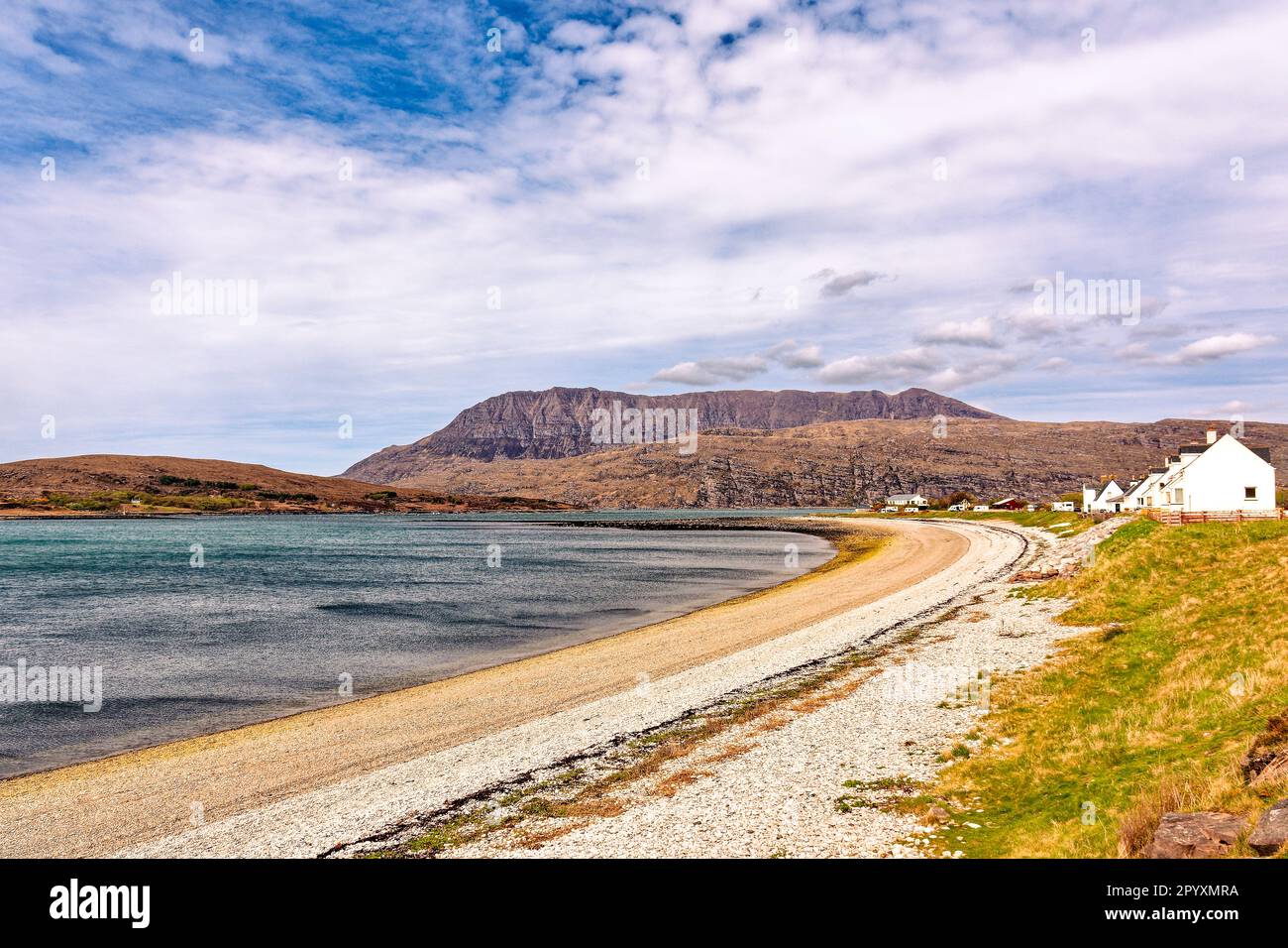 Ardmair Wester Ross Ecosse la courbe de la plage de galets Ben Mor Coigach au loin Banque D'Images