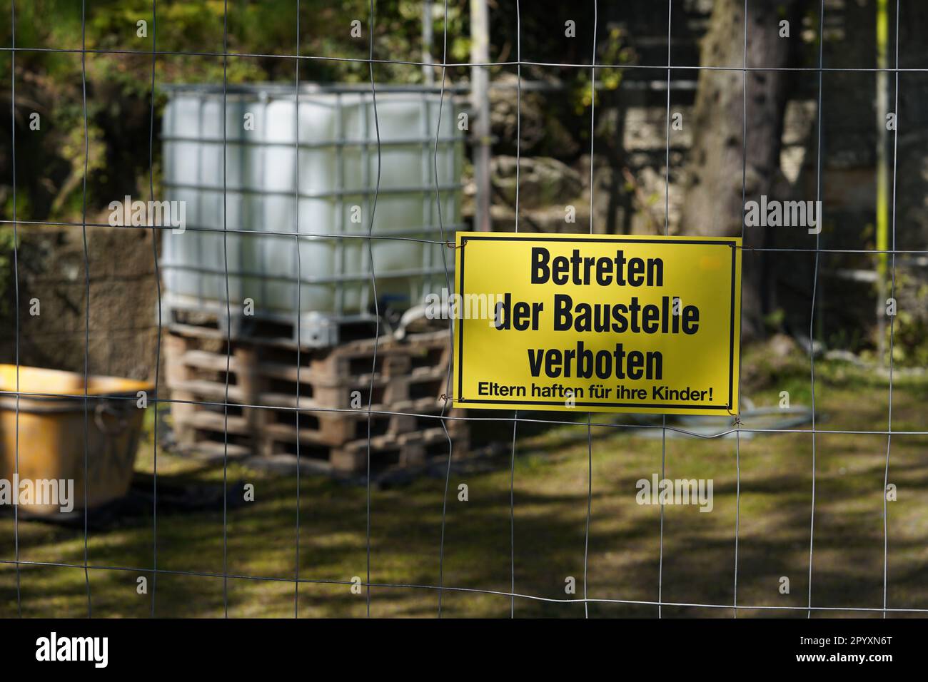 Barrière de chantier et panneau d'interdiction, Dresde, Saxe, Allemagne. Banque D'Images