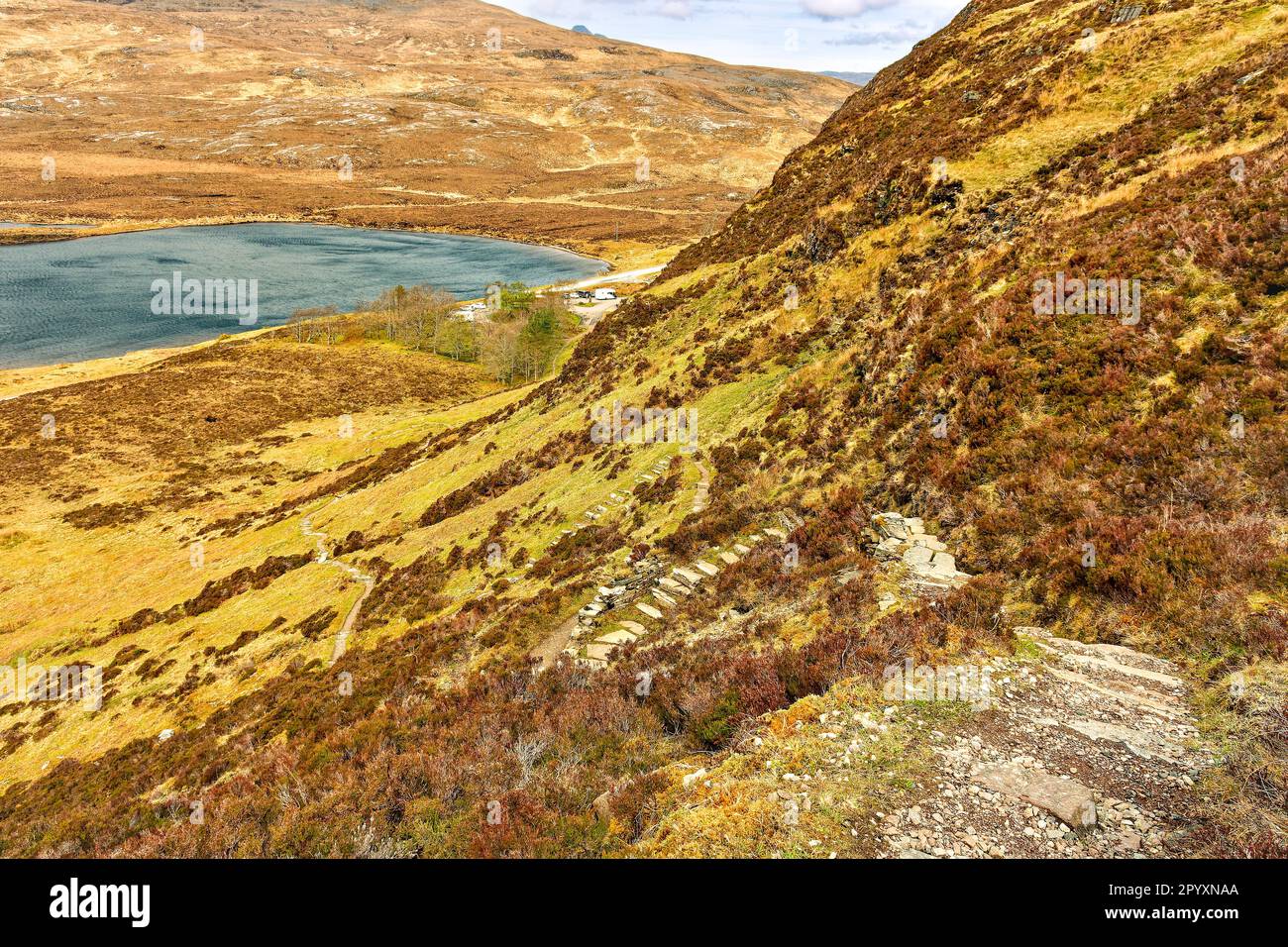 Réserve naturelle nationale de Knockan Crag Écosse en regardant les marches de pierre de retour et le chemin vers la route et le parking Banque D'Images