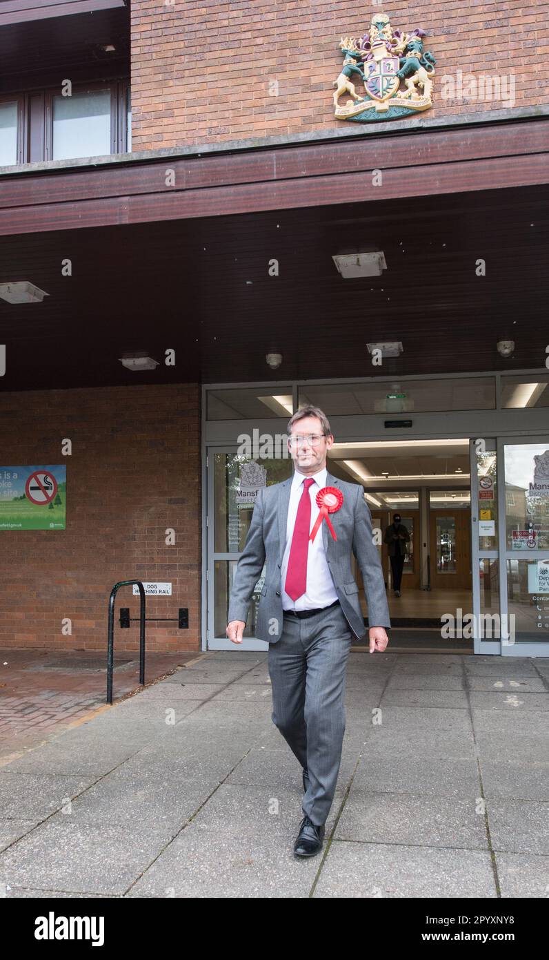 Mansfield, Nottinghamshire, Angleterre, Royaume-Uni. 5th mai 2023. Andrew Abrahams le candidat Travailliste a été élu aux élections Mayorales de Mansfield pour un second mandat avec une majorité de 9 987 voix, 4144 de plus que son rival le plus proche André Camilleri - Conservateurs, avec un taux de participation de 27,68%. Les élections Mayorales utilisaient auparavant le système de vote supplémentaire, où les électeurs pouvaient choisir un vote de premier et de deuxième choix. Maintenant, les électeurs ont choisi un seul candidat sur le bulletin de vote. Le candidat qui avait le total de voix le plus élevé a été déclaré maire exécutif de Mansfield.: Alan Beastal/Alay Banque D'Images