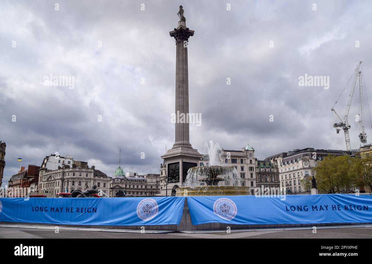 Londres, Royaume-Uni. 5th mai 2023. Des banderoles enveloppent les fontaines de Trafalgar Square à la veille du couronnement du roi Charles III Credit: Vuk Valcic/Alamy Live News Banque D'Images