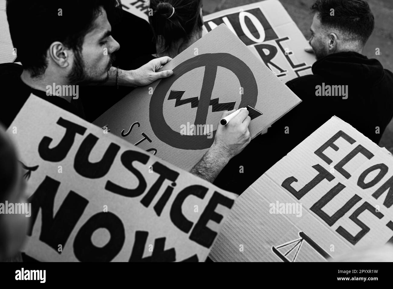 Des activistes multiraciaux préparent des signes de protestation contre la crise financière des banques et l'inflation mondiale - activisme et justice économique concept Banque D'Images