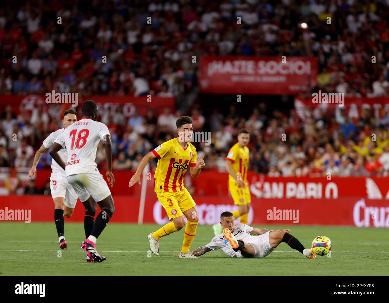 Séville, Espagne. 03rd mai 2023. 3 mai 2023, Séville, Séville, Espagne: Séville, Espagne 3 mai 2023 Papu Gomez (24 Séville) lutte pour maintenir la possession du ballon pendant le match du jour numéro 32 de la ligue Santander entre Sevilla FC et Gérone au stade Sanchez Pizjuan. (Credit image: © Lorena Martin/Sport Press photo via Credit: Zuma Press/Alay Live News Banque D'Images