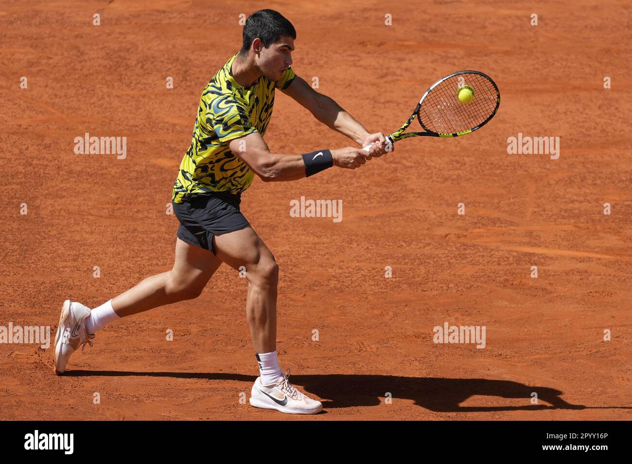 Madrid, Espagne. 05th mai 2023. Carlos Alcaraz d'Espagne retourne un coup à Borna Coric de Croatie lors de leur demi-finale au Mutua Madrid Open au stade Caja Magica, à Madrid, Espagne, le vendredi, 5 mai, 2023. Photo de Paul Hanna/UPI crédit: UPI/Alay Live News Banque D'Images