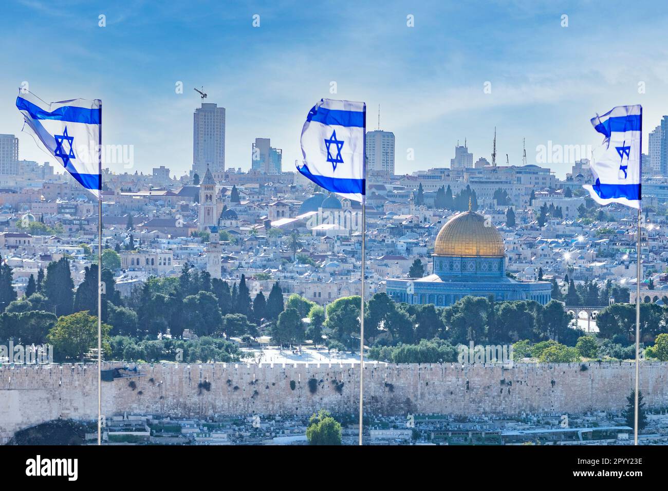 Panorama de la vieille ville de Jérusalem avec drapeaux israéliens Banque D'Images