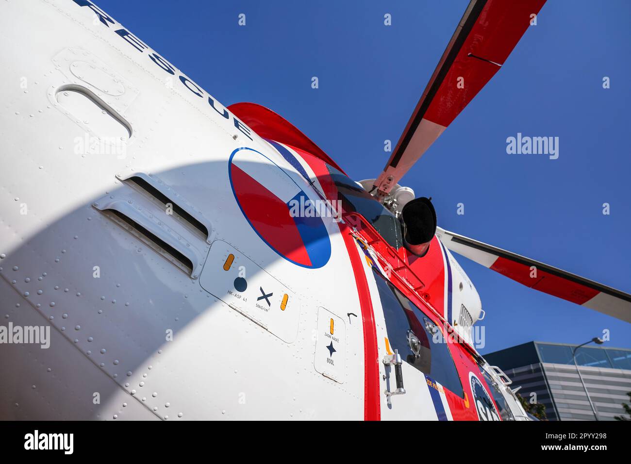 Brno, Tchéquie - 08 octobre 2021: Recherche d'un hélicoptère de recherche et de sauvetage rouge et blanc Sokol W-3A avec le drapeau rond de la Tchéquie. Présentation pour pu Banque D'Images