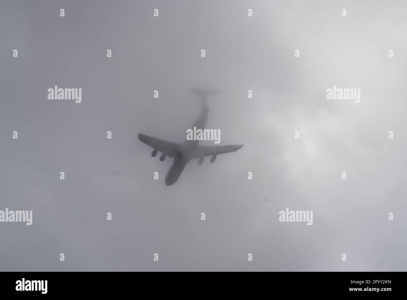 Vallée de Moreno, Californie, États-Unis - 3 mai 2023 : un américain La Galaxie C-5 de la Force aérienne s'élève dans les nuages au départ de l'AFB de mars. Banque D'Images