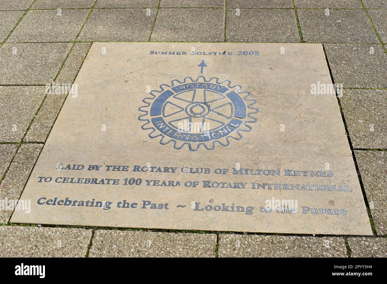 Plaque sur la chaussée à l'extérieur du centre commercial Midsummer place, célébrant le solstice d'été 2005. Banque D'Images