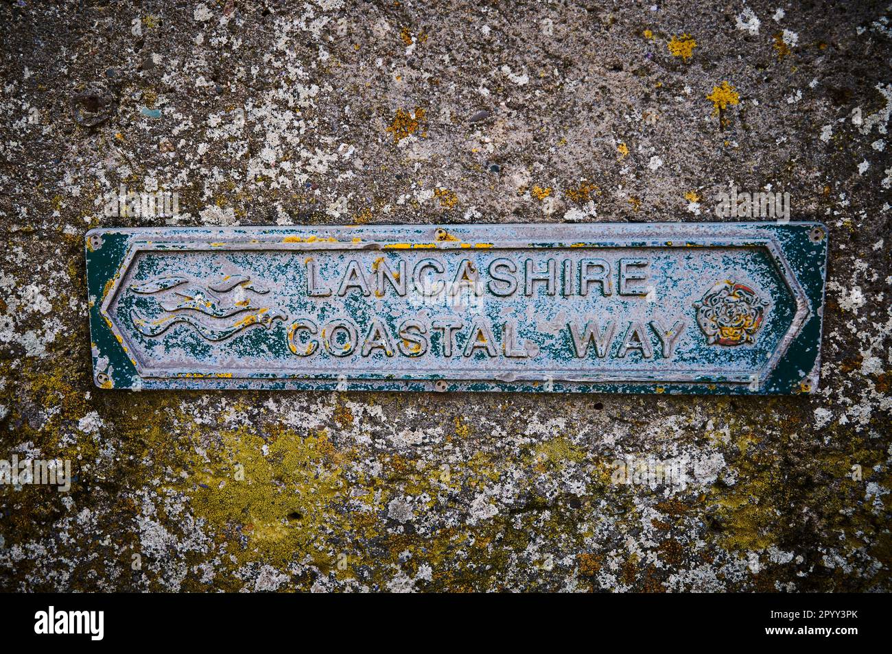 Une voie côtière en métal patiné de Lancashire attachée au mur Banque D'Images