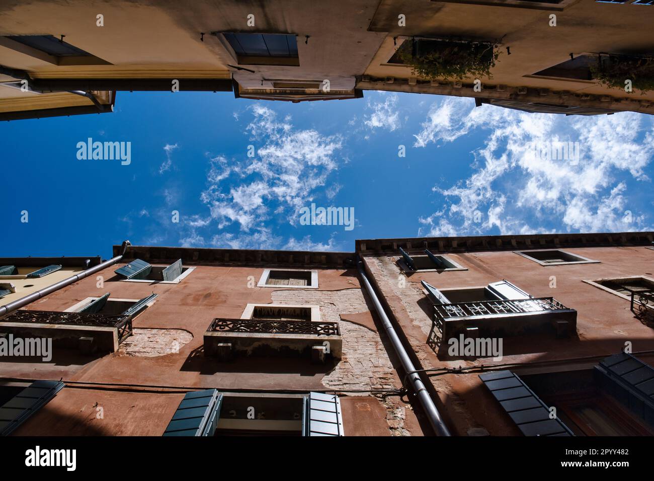 Regardez dans un canal de Venise Banque D'Images