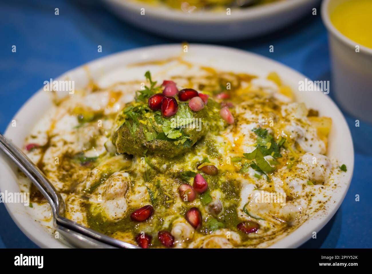 Chaat Dahi papri avec dahi bhalla servi sur une assiette garnie de Sev, de graines de grenade et d'autres condiments. Très populaire et salé nord indien Banque D'Images