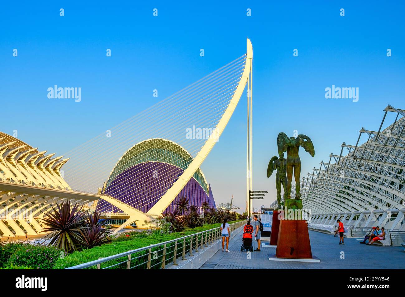 Valence, Espagne - 17 juillet 2022: Touristes de tourisme angles ailés sculptures de bronze. Le 'Ciutat des Arts i les Ciències' a été conçu par Sant Banque D'Images