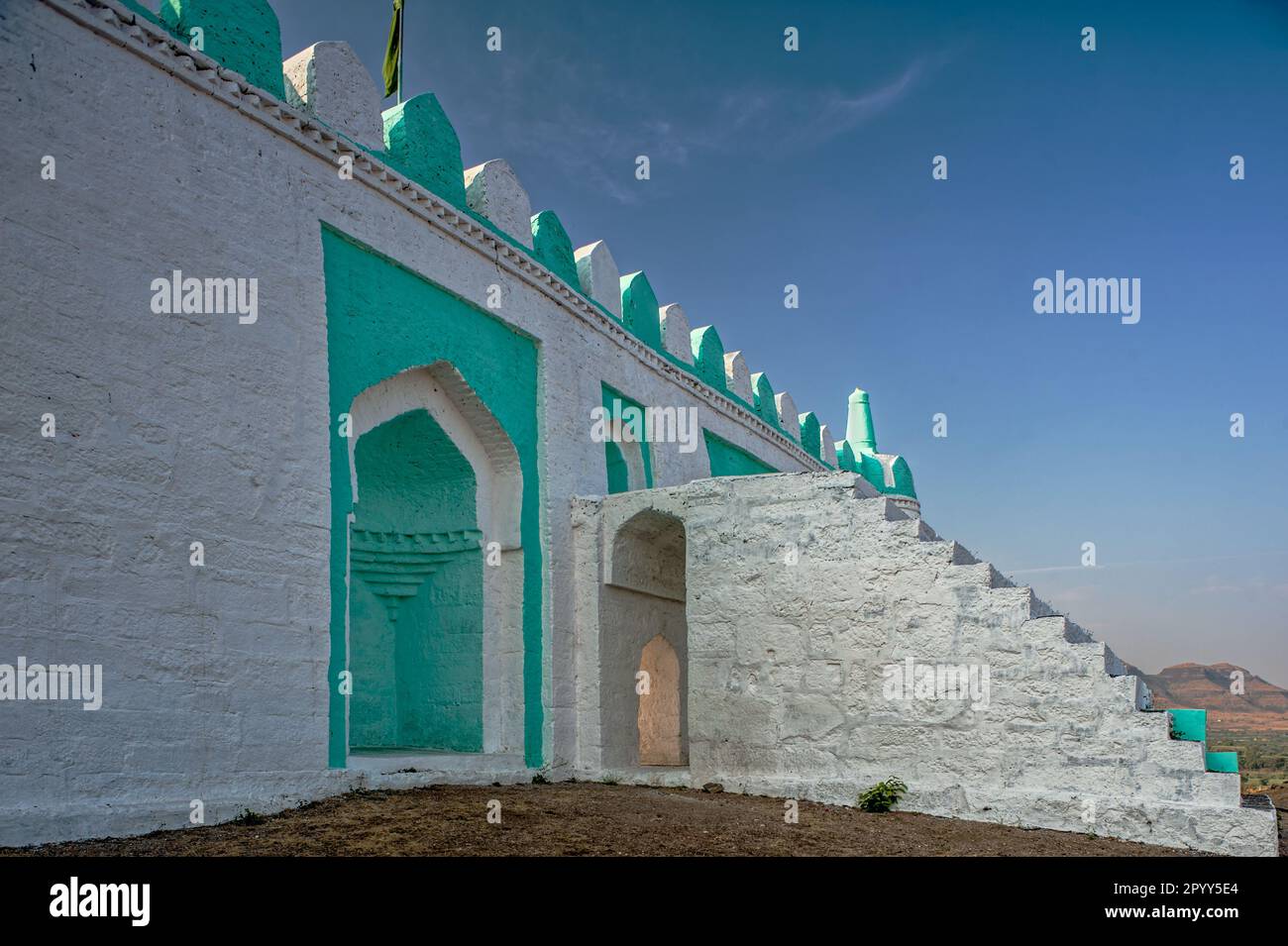 01 14 2009 Vintage Old Colored Idgaha prier ou Namaz sur Small Hill à Junnar Village District Pune Maharashtra Inde Asie. Banque D'Images