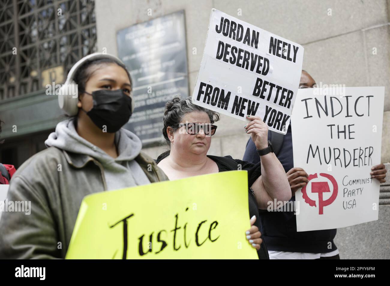 New York, États-Unis. 05th mai 2023. Des manifestants brandit des panneaux à un juge pour la Jordanie Neely devant le bureau de DA Alvin Bragg vendredi, 5 mai 2023 à New York. La semaine dernière, Neely, un homme noir sans domicile de 30 ans, a été tué par un ancien marin de 24 ans, en train F sur le métro de la ville de New York. Photo de John Angelillo/UPI crédit: UPI/Alay Live News Banque D'Images