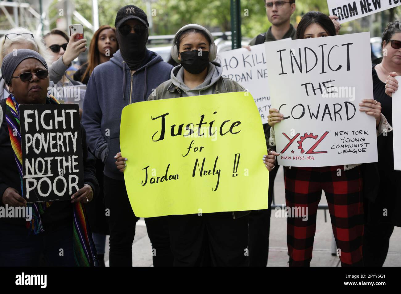 New York, États-Unis. 05th mai 2023. Des manifestants brandit des panneaux à un juge pour la Jordanie Neely devant le bureau de DA Alvin Bragg vendredi, 5 mai 2023 à New York. La semaine dernière, Neely, un homme noir sans domicile de 30 ans, a été tué par un ancien marin de 24 ans, en train F sur le métro de la ville de New York. Photo de John Angelillo/UPI crédit: UPI/Alay Live News Banque D'Images