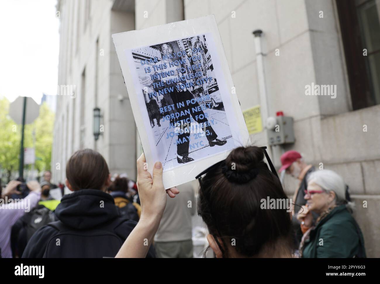 New York, États-Unis. 05th mai 2023. Des manifestants brandit des panneaux à un juge pour la Jordanie Neely devant le bureau de DA Alvin Bragg vendredi, 5 mai 2023 à New York. La semaine dernière, Neely, un homme noir sans domicile de 30 ans, a été tué par un ancien marin de 24 ans, en train F sur le métro de la ville de New York. Photo de John Angelillo/UPI crédit: UPI/Alay Live News Banque D'Images
