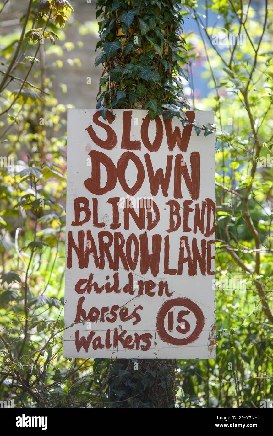 Panneau de signalisation maison indiquant « enfants, chevaux et marcheurs ». Banque D'Images