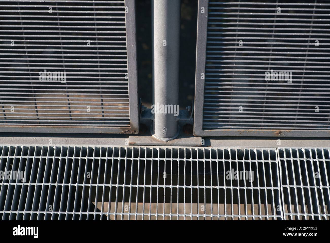 détail de la main courante de la passerelle avec des éléments de points de rouille et de peinture sautée. Avec grille anti-chute. Banque D'Images