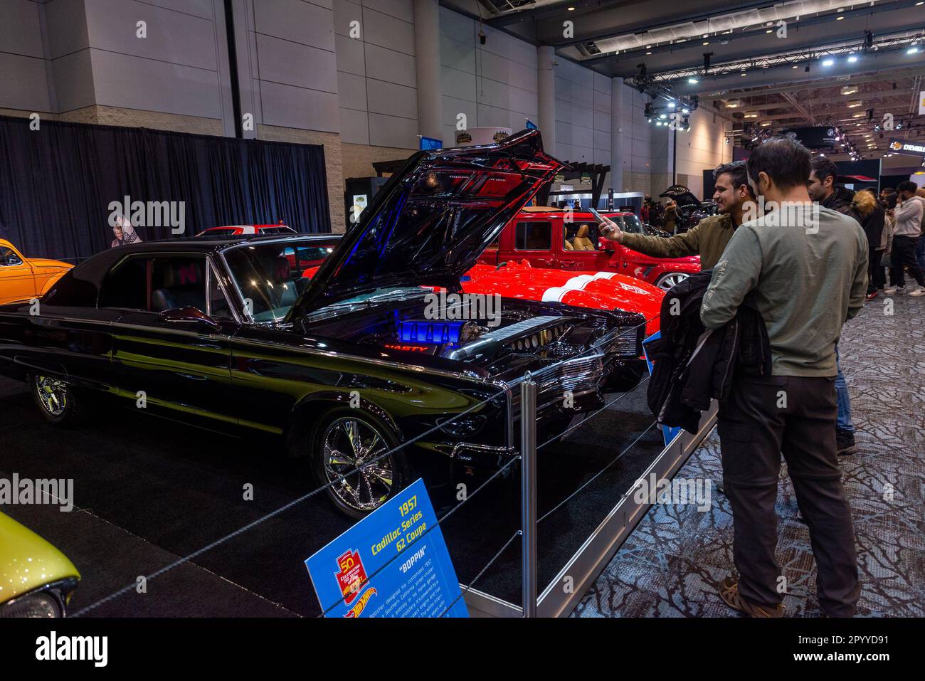 Toronto, ON, Canada - 21 février 2023 : les véhicules à roues chaudes grandeur nature du garage à roues chaudes des légendes et des voitures collectrices sont présentés à Banque D'Images
