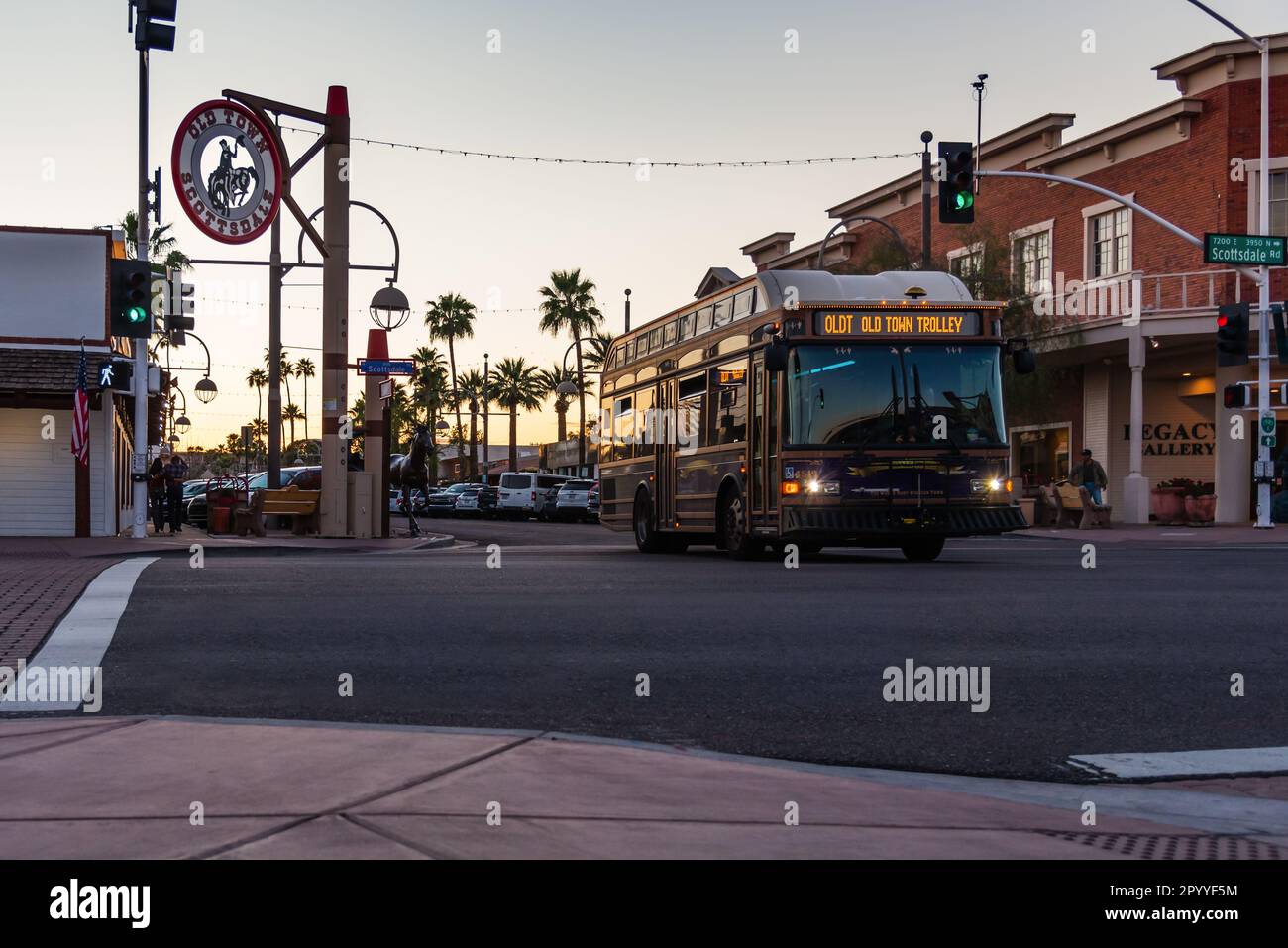 Old Town Trolley sur main Street et Scottsdale Road à Scottsdale, Arizona. Banque D'Images